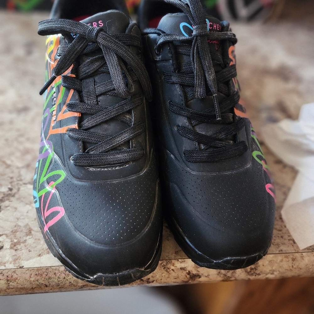 Skechers black highlights hearts shoes